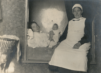 222697 Afbeelding van een pas bevallen moeder met haar kind, rechts een baakster.
